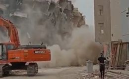 Gaziantep’te ağır hasarlı bina yıkımı sırasında aniden çöktü