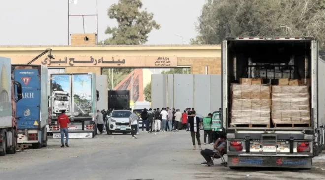 İsrail, yardım taşıyan kamyonların çalışması için Gazze’ye sınırlı miktarda yakıt girişine izin verecek