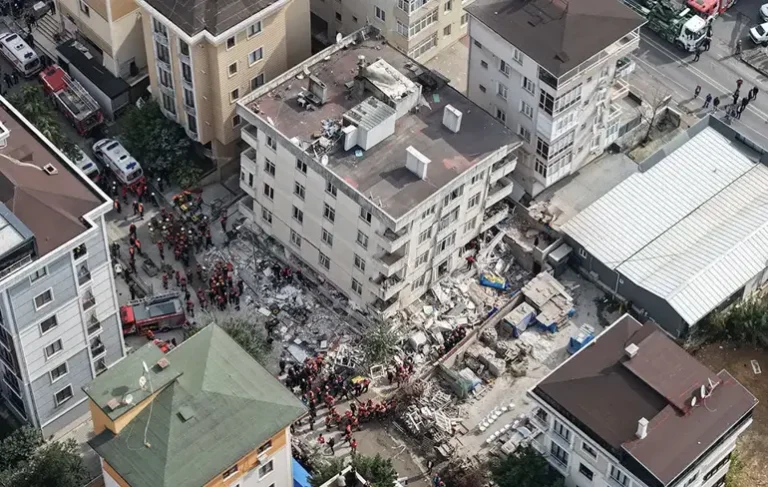 Maltepe’deki Yıkılan Binanın Enkazında Deniz Kabuğu Bulundu